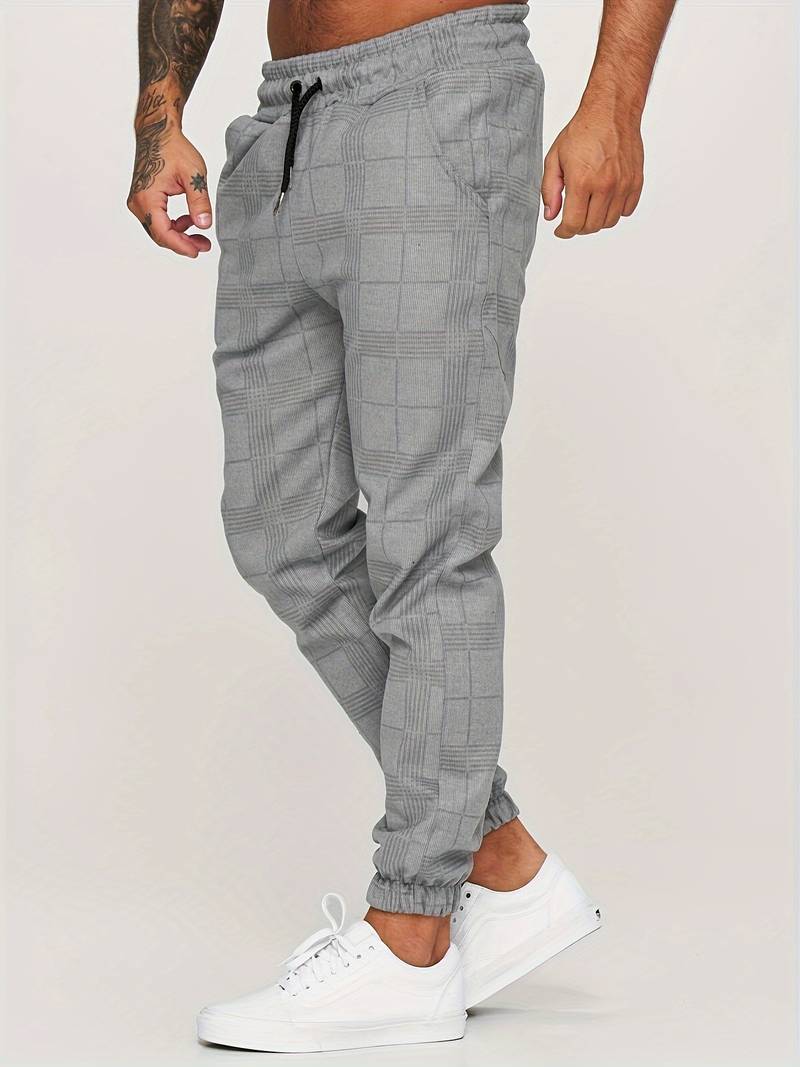 Hombre caminando cómodamente con jogger masculino, ideal para un estilo de vida diario y activo.