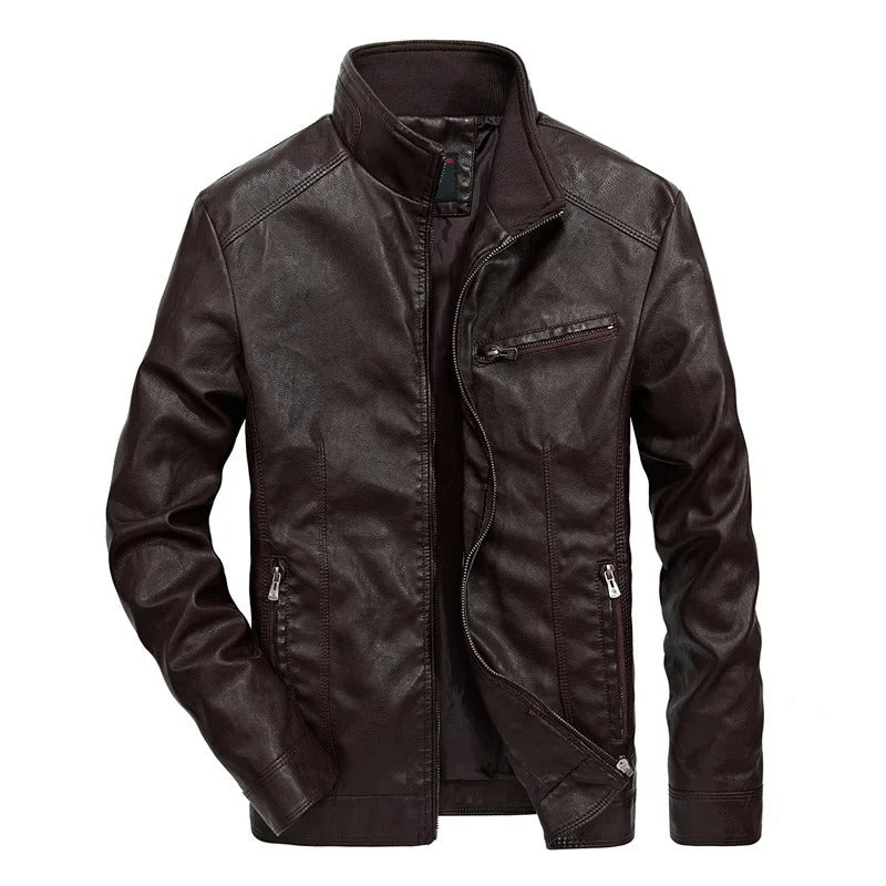 Cazadora motera de hombre con cremalleras, estilo audaz y moderno para atuendos urbanos invernales.