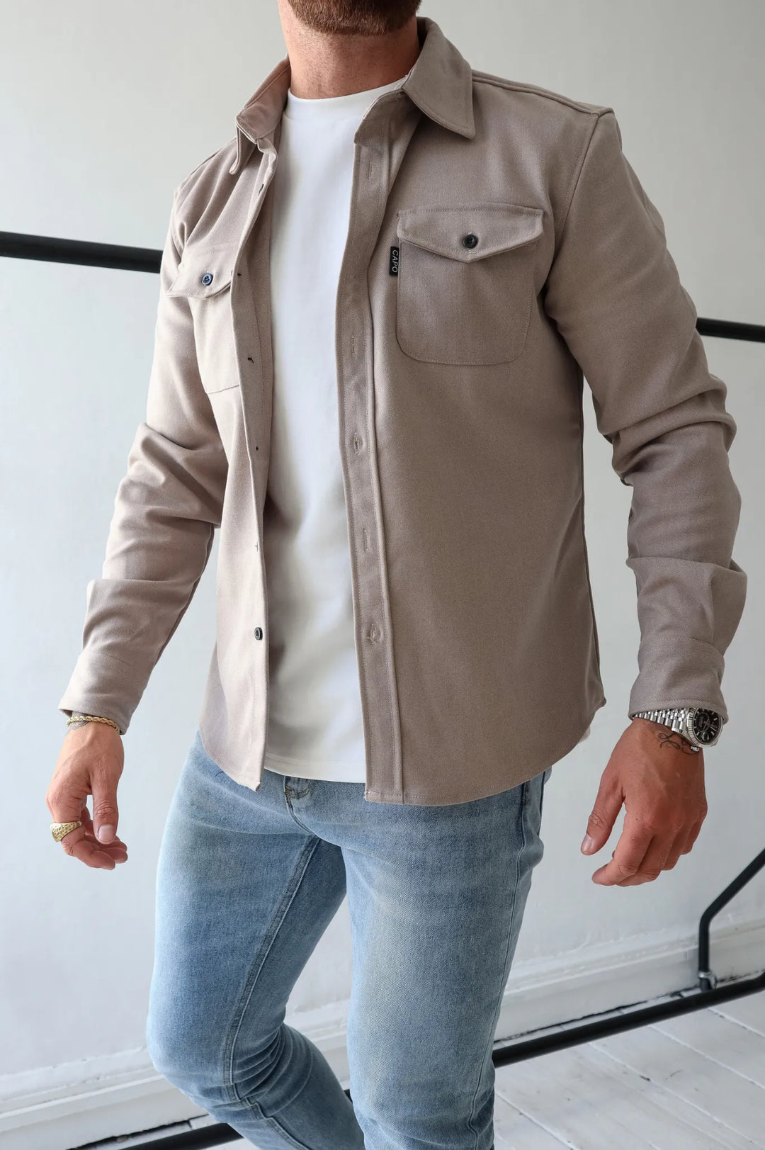 Sobrecamisa de hombre IVAR, estilo casual versátil con bolsillos frontales, ideal para moda masculina de otoño.