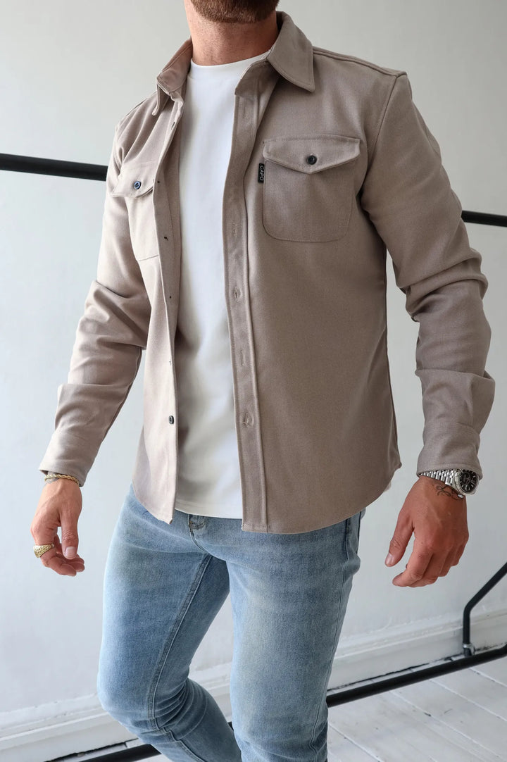 Sobrecamisa de hombre IVAR, estilo casual versátil con bolsillos frontales, ideal para moda masculina de otoño.