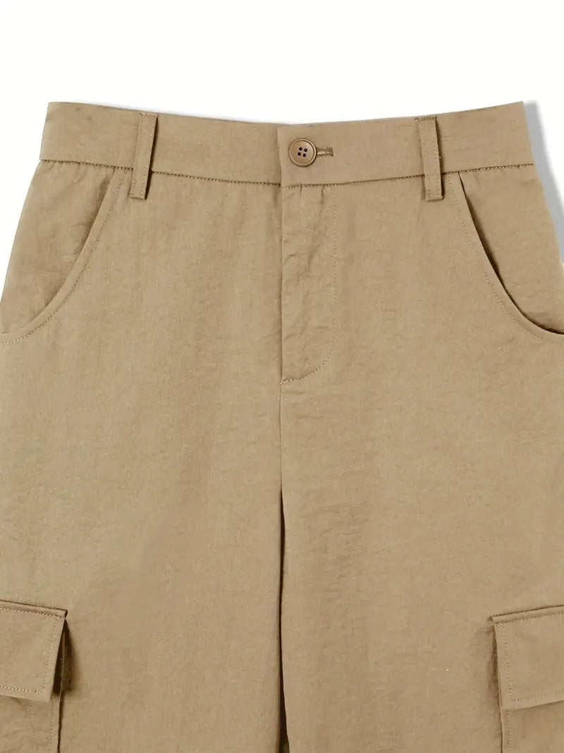 Elegante pantalón cargo para mujer, tendencia de moda actual.