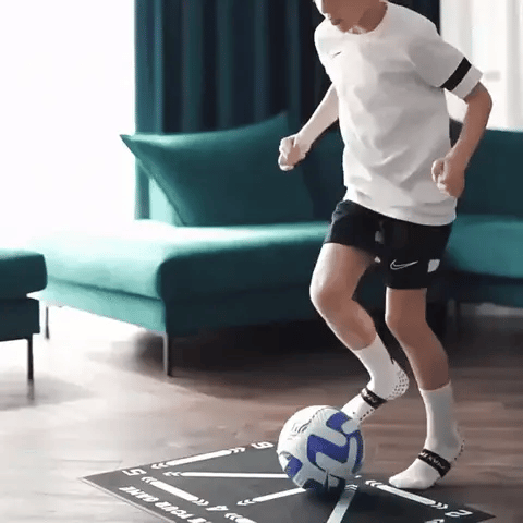 Entrena fútbol en casa con este tapete 2x2m y programa de ejercicios para agilidad y coordinación.