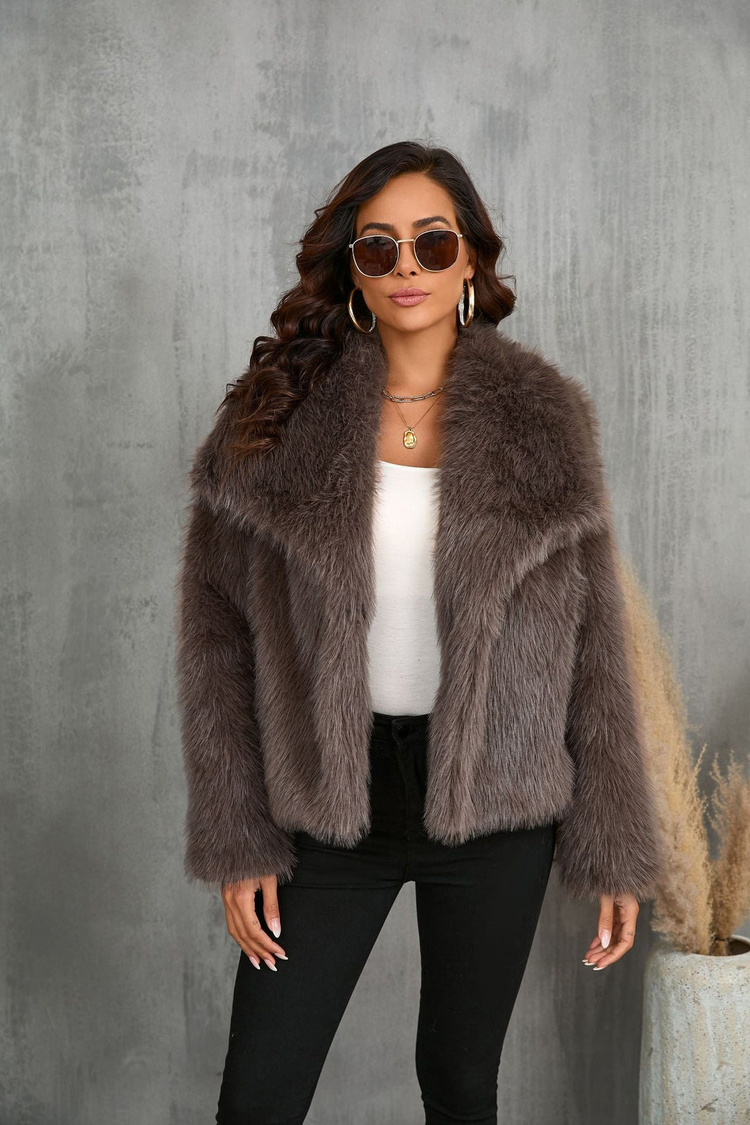 Abrigo de mujer, pelo sintético suave, cálido y elegante para cualquier ocasión.