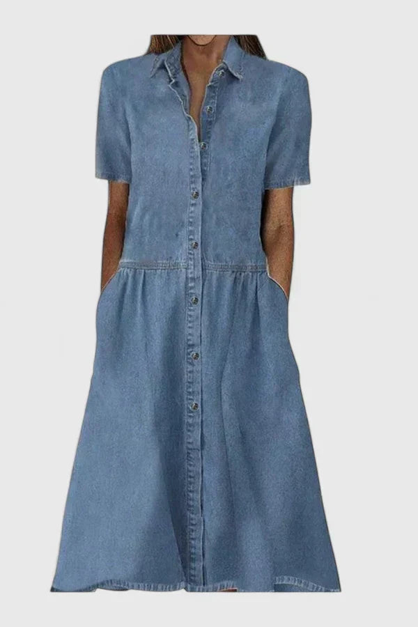 Vestido de mujer azul, corte camisero holgado. Prenda ligera y versátil para moda casual o elegante de verano.