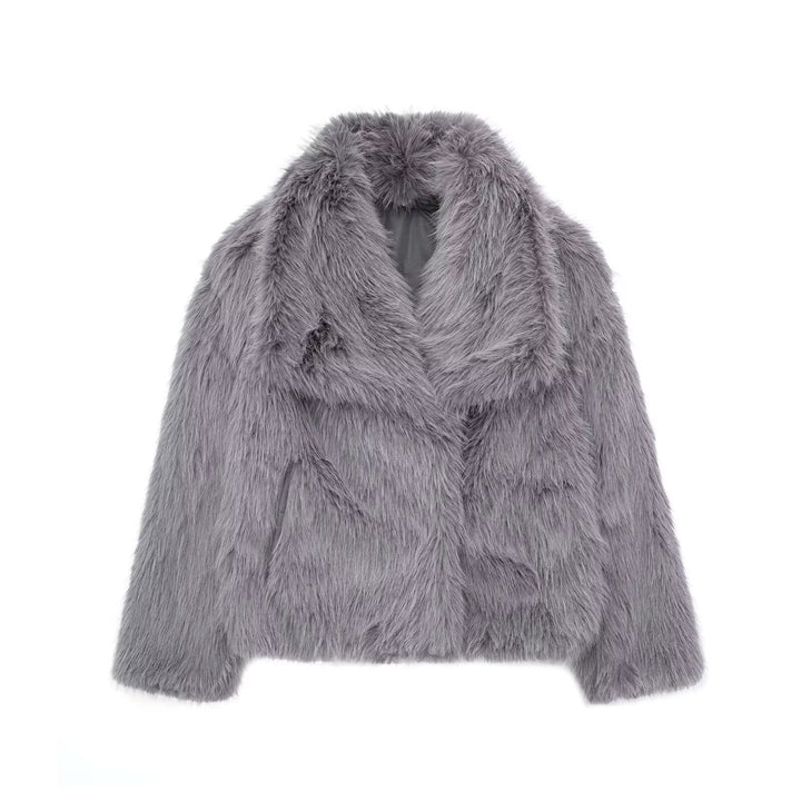 Moda invernal: abrigo de pelo sintético para mujer, cálido y con estilo.