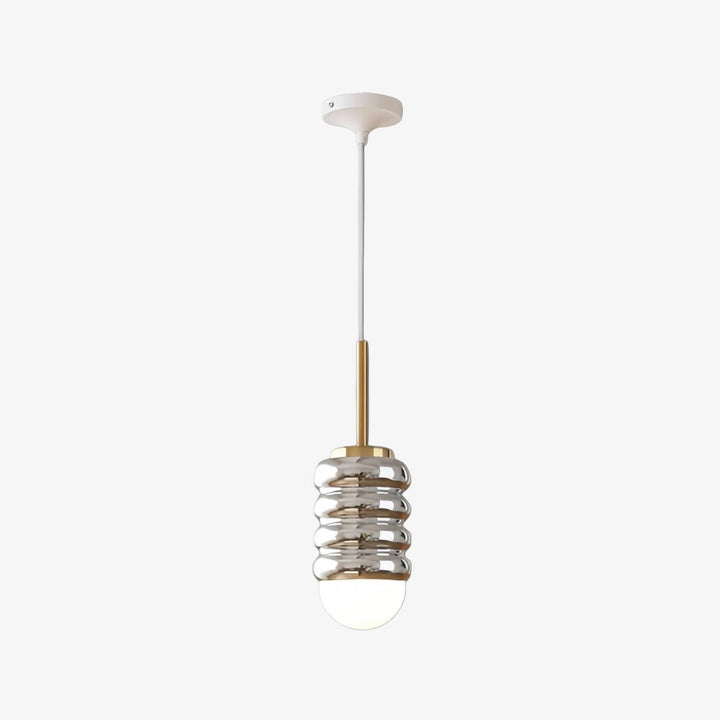 Luz ambiental con lámpara colgante de hierro acanalado, ideal para crear atmósferas.