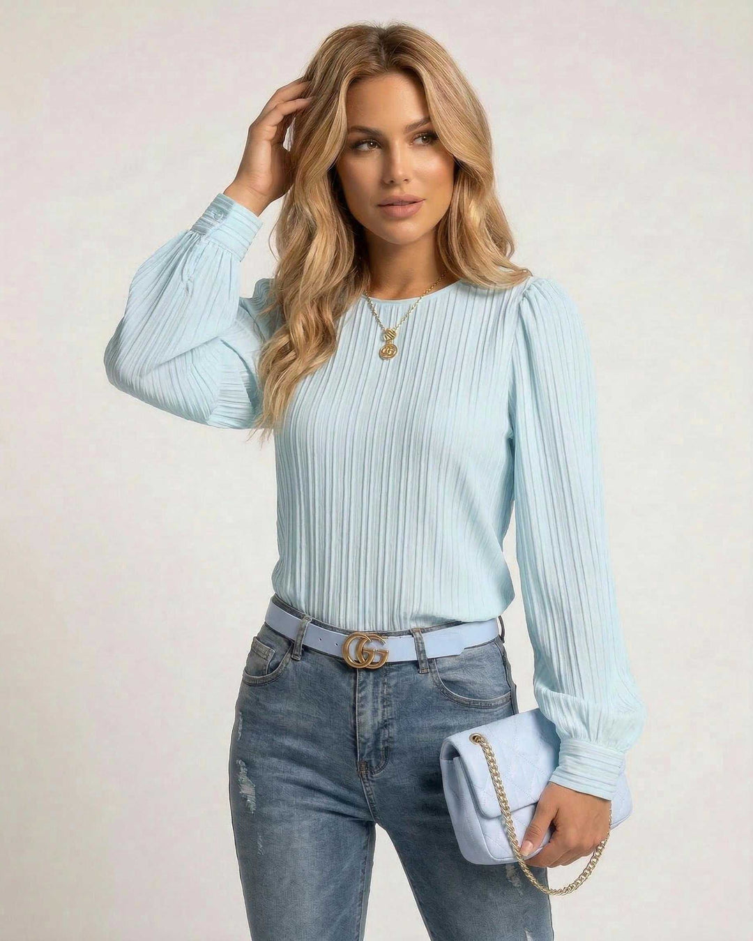 Top blanco de mujer con mangas largas plisadas. Ideal para un look sofisticado y chic de moda femenina.