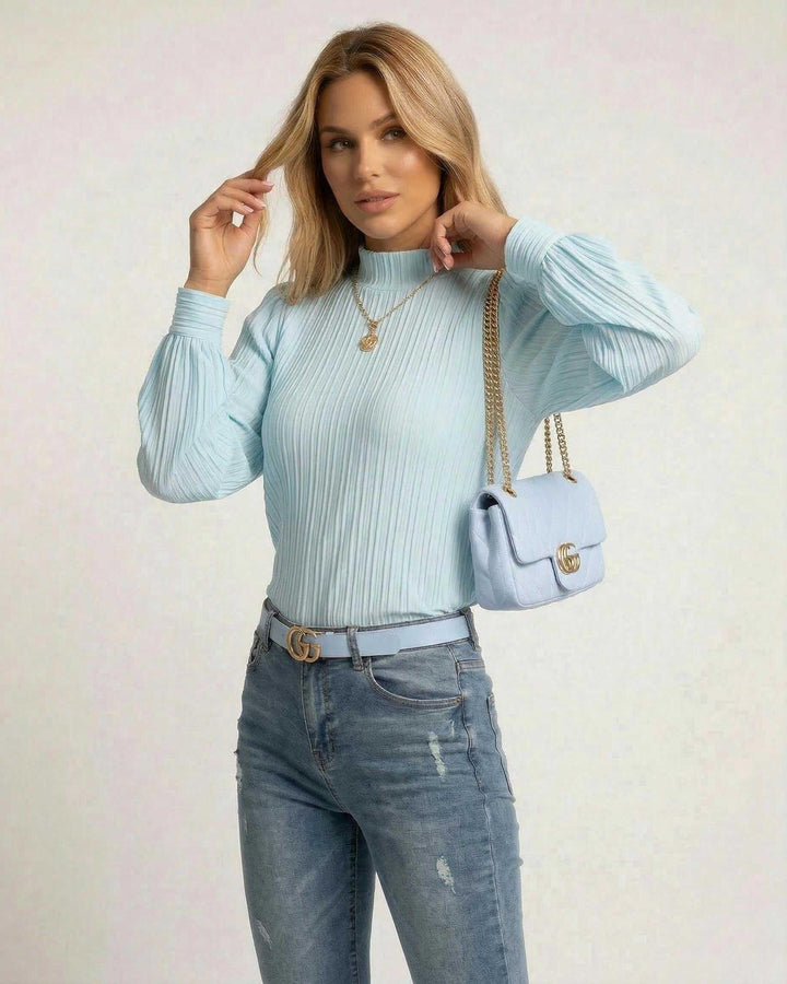 Blusa blanca de mujer. Mangas largas plisadas, diseño elegante. Ropa versátil para cualquier ocasión.