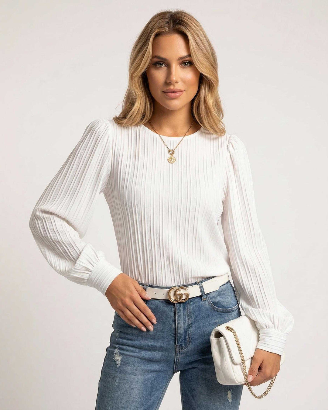 Blusa blanca plisada de manga larga para mujer, estilo elegante y versátil, ideal para oficina o evento formal.