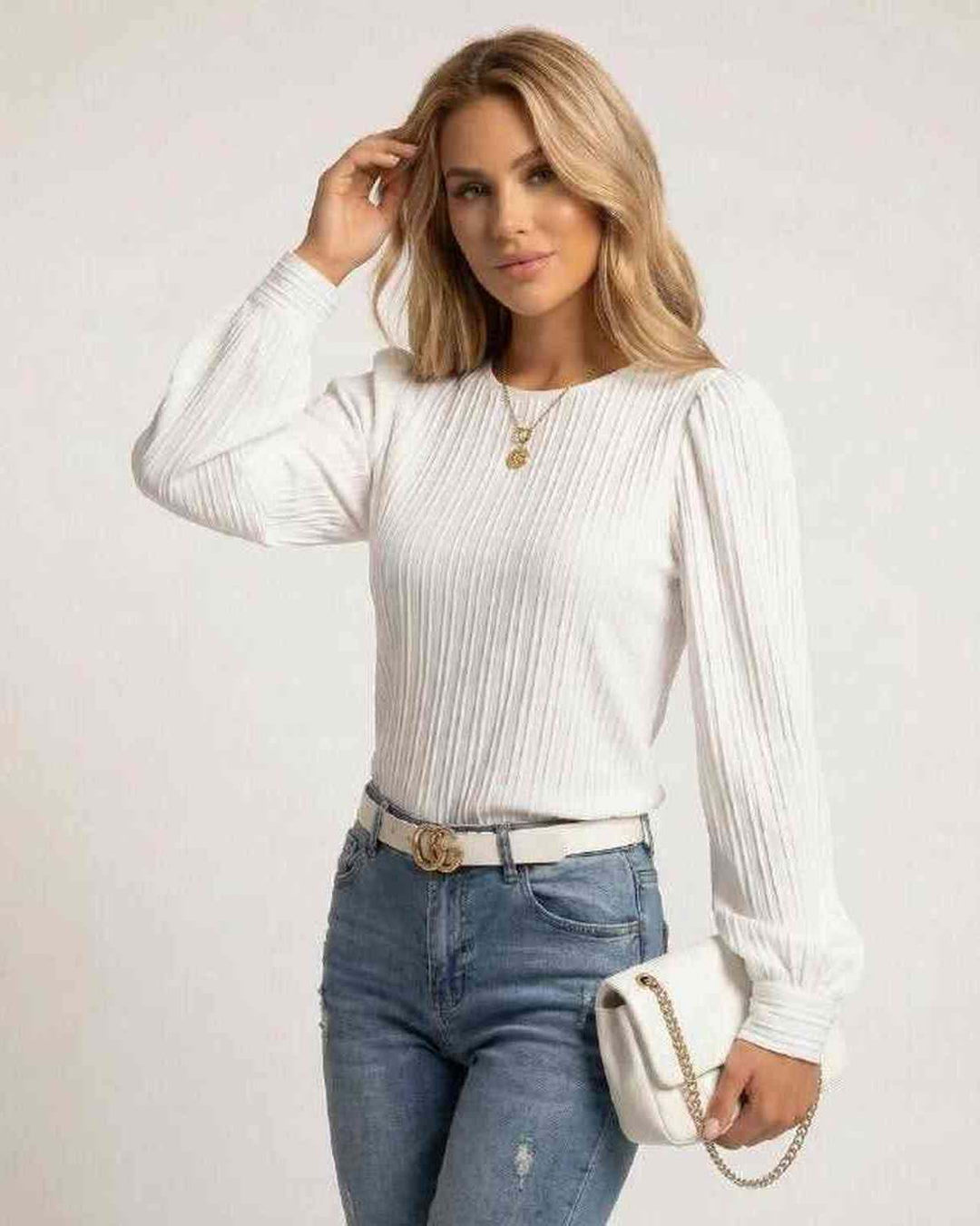 Blusa blanca elegante para mujer con plisados delicados y manga larga, un top versátil para cualquier ocasión.