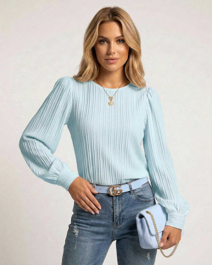 Blusa blanca de mujer con mangas largas plisadas. Estilo elegante y versátil para oficina o casual.