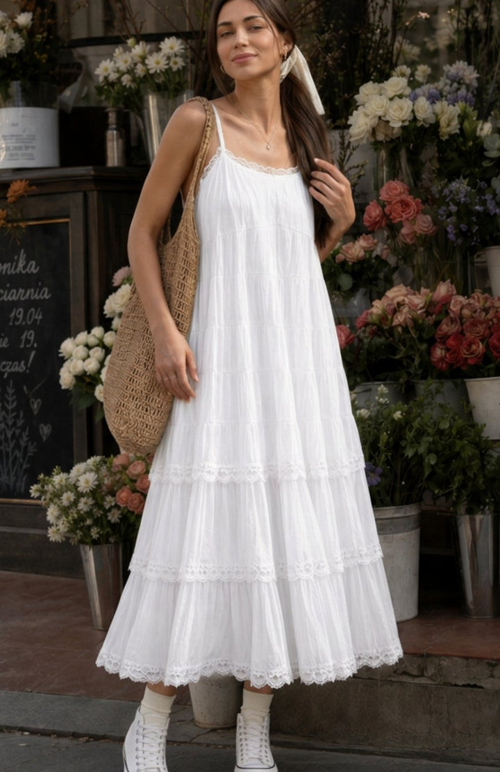 Vestido midi bohemio de algodón blanco para mujer con tirantes finos y detalles de encaje. Ideal para verano.