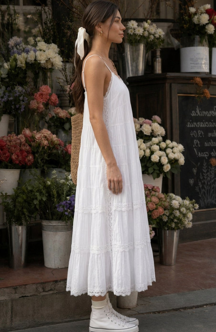 Vestido de verano bohemio blanco midi de algodón con tirantes finos. Diseño escalonado y cómodo para mujer.