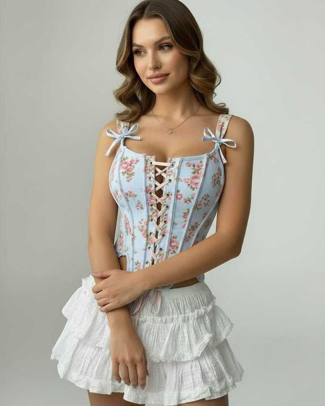 Encantador top corsé de mujer celeste. Realza tu figura con su diseño floral estructurado, elegante para la noche.