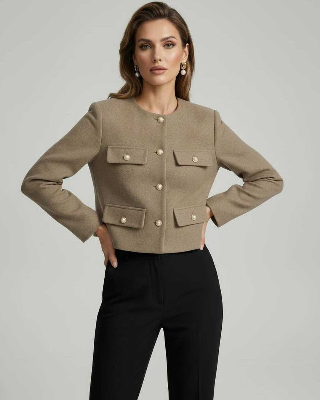 Chaqueta de mujer azul celeste con corte entallado estructurado. Estilo formal y moderno para invierno.