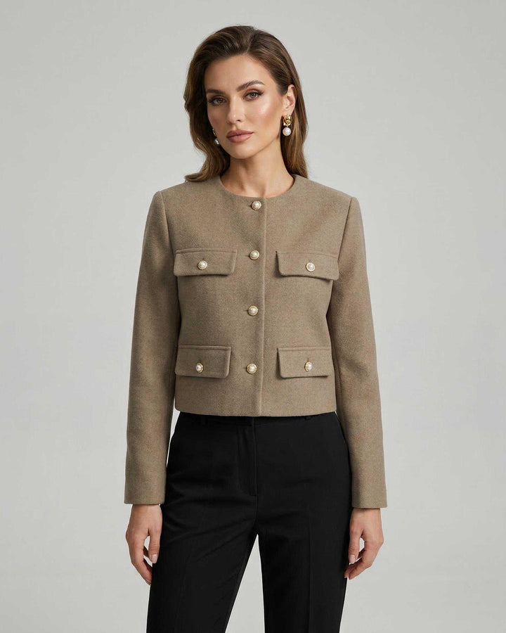 Chaqueta entallada estructurada celeste para mujer con botones dorados. Estilo elegante y formal para otoño/invierno.