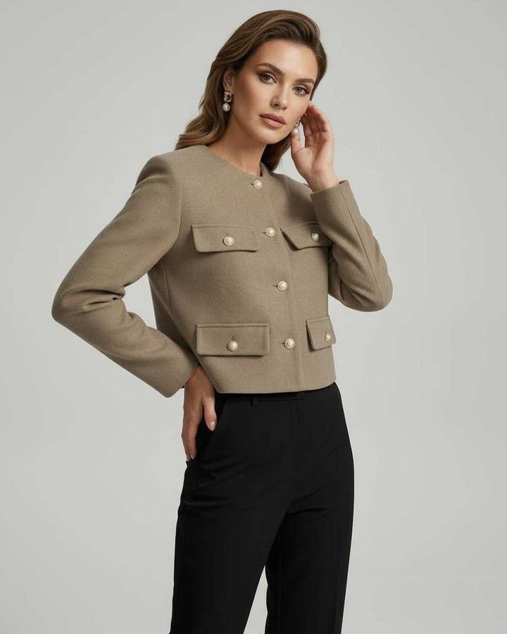 Elegante chaqueta entallada celeste para mujer. Botones dorados, diseño estructurado para otoño/invierno.