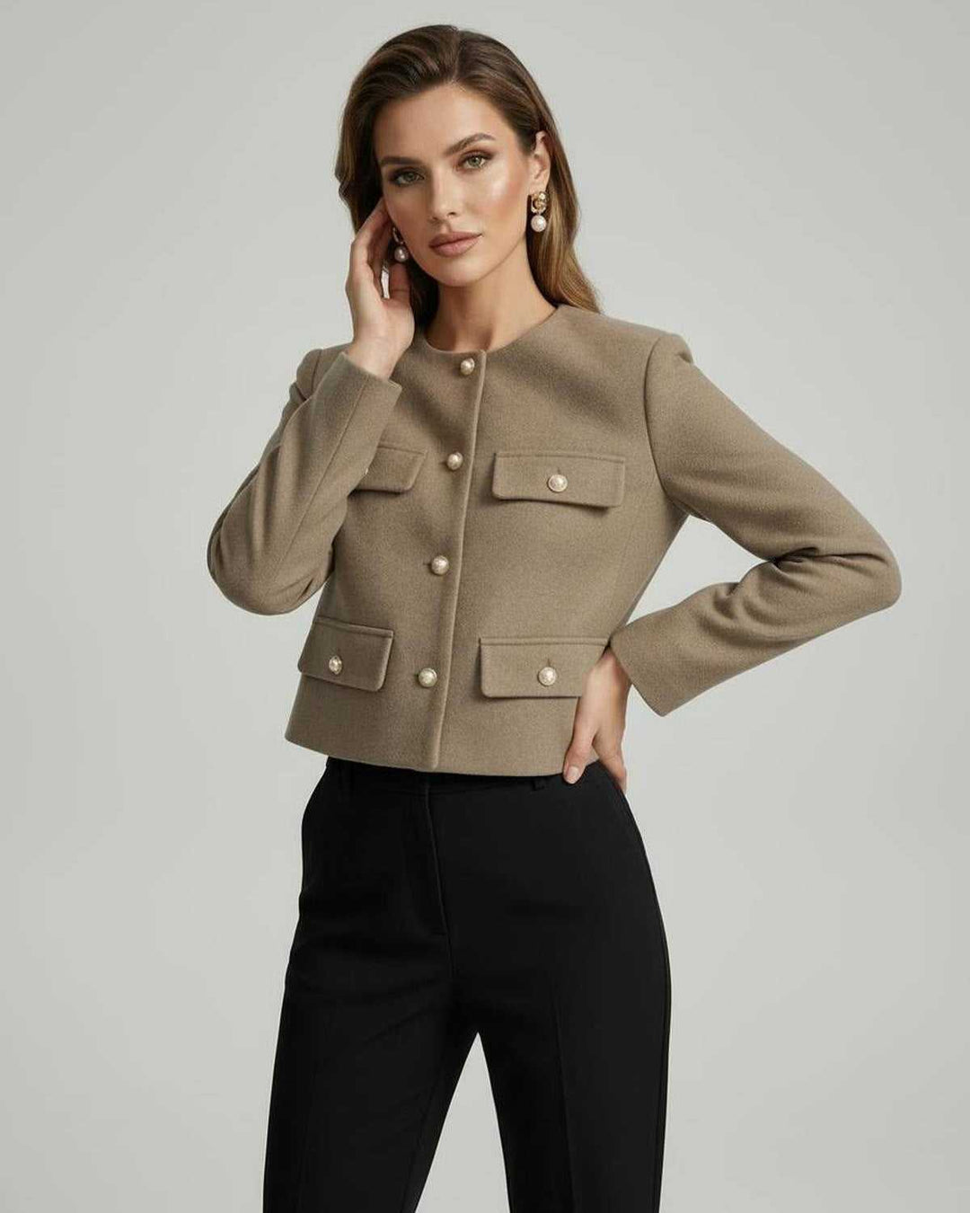 Chaqueta estructurada de mujer azul celeste con corte entallado que realza la figura. Estilo formal.