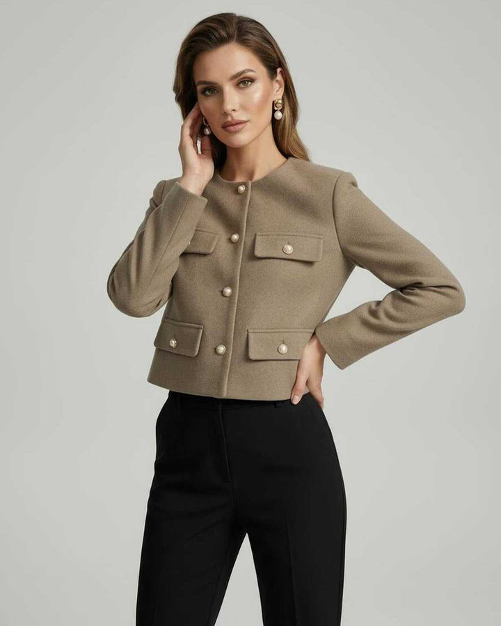 Chaqueta estructurada de mujer azul celeste con corte entallado que realza la figura. Estilo formal.