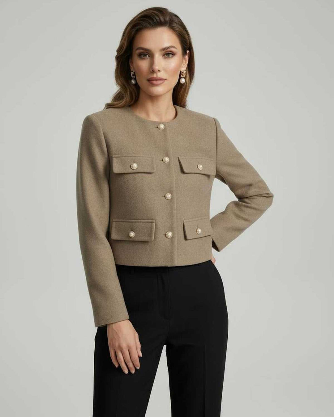 Mujer luciendo chaqueta entallada celeste con botones dorados. Look profesional y chic para la temporada.