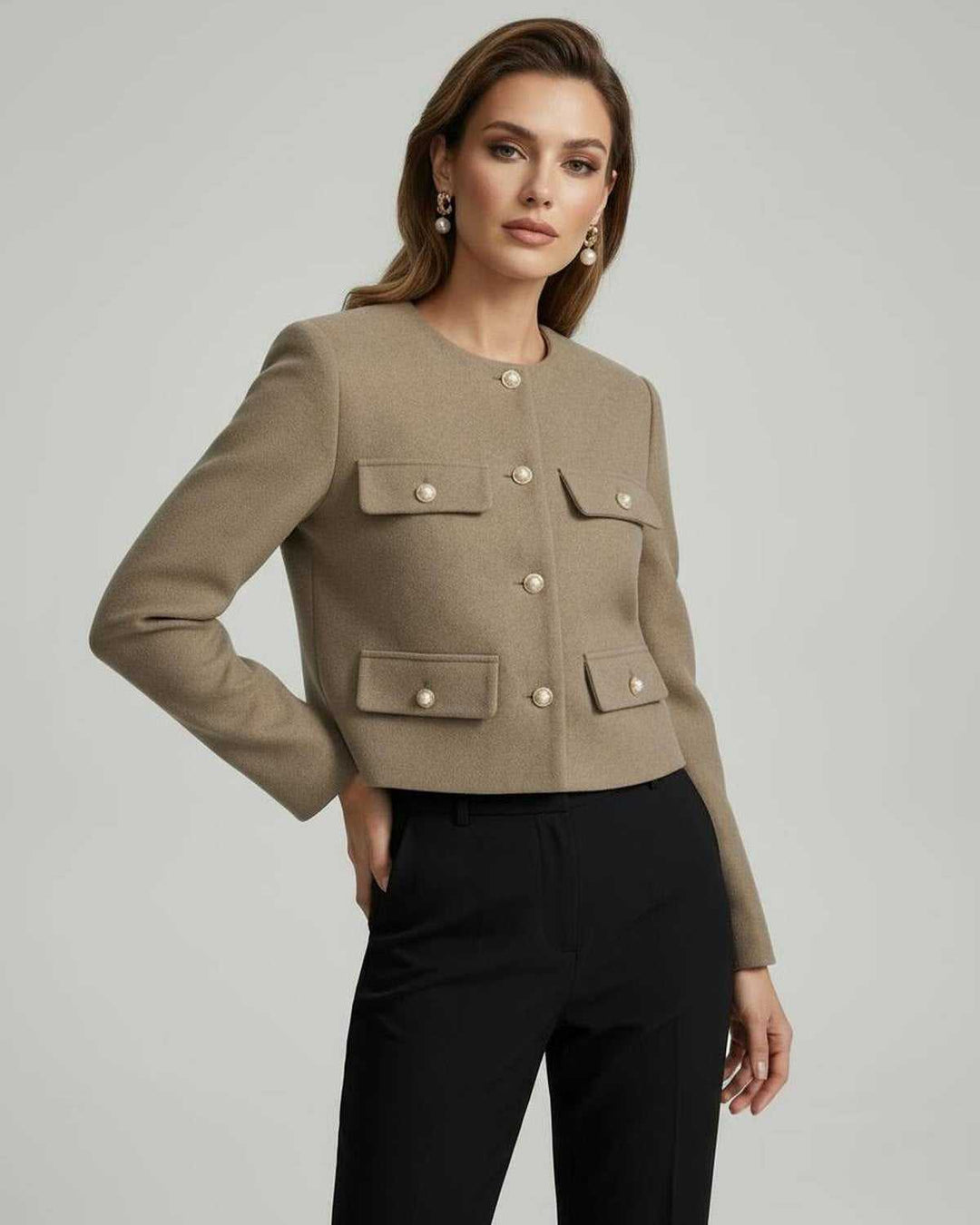 Chaqueta de mujer azul celeste, corte entallado y diseño estructurado. Perfecta para un look casual chic.