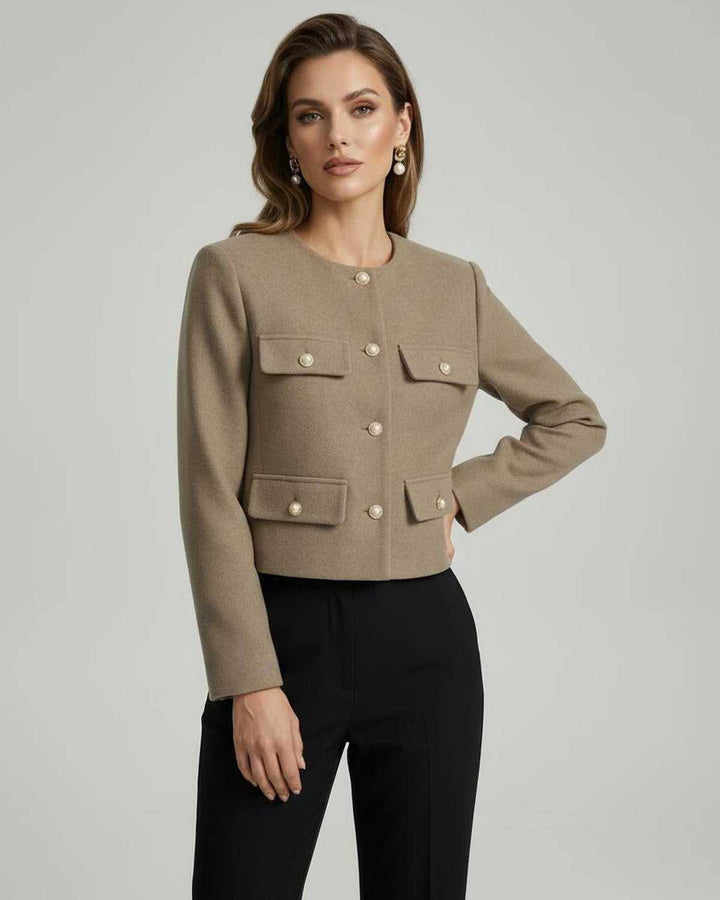 Chaqueta celeste elegante para mujer con botones dorados. Ideal para oficina o eventos formales de otoño.