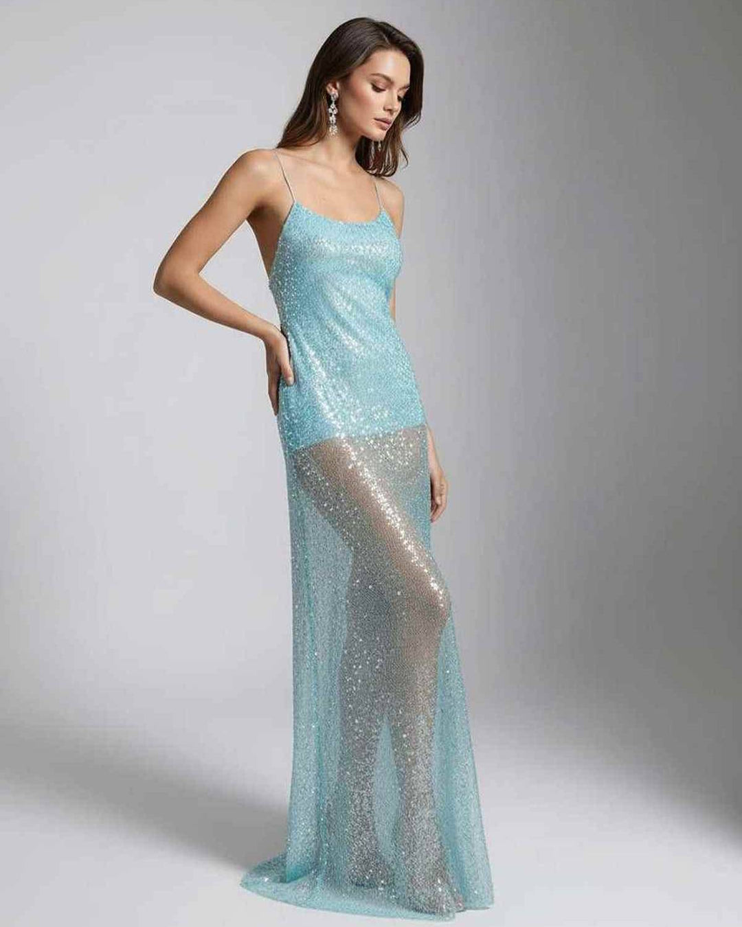 Vestido de noche maxi celeste brillante de lentejuelas para un look sofisticado de mujer.