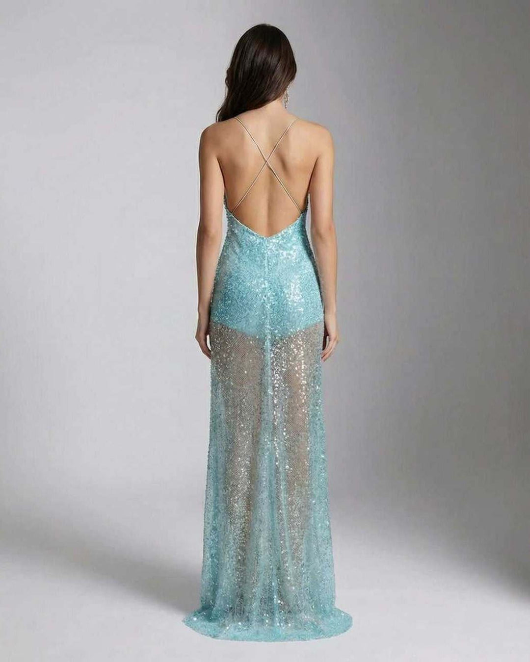 Elegante vestido maxi sin mangas con lentejuelas celestes y espalda abierta para fiesta.