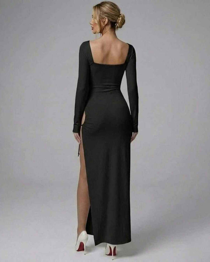 Vestido celeste de noche, diseño maxi ajustado con manga larga y abertura. Elegancia para fiesta o gala.
