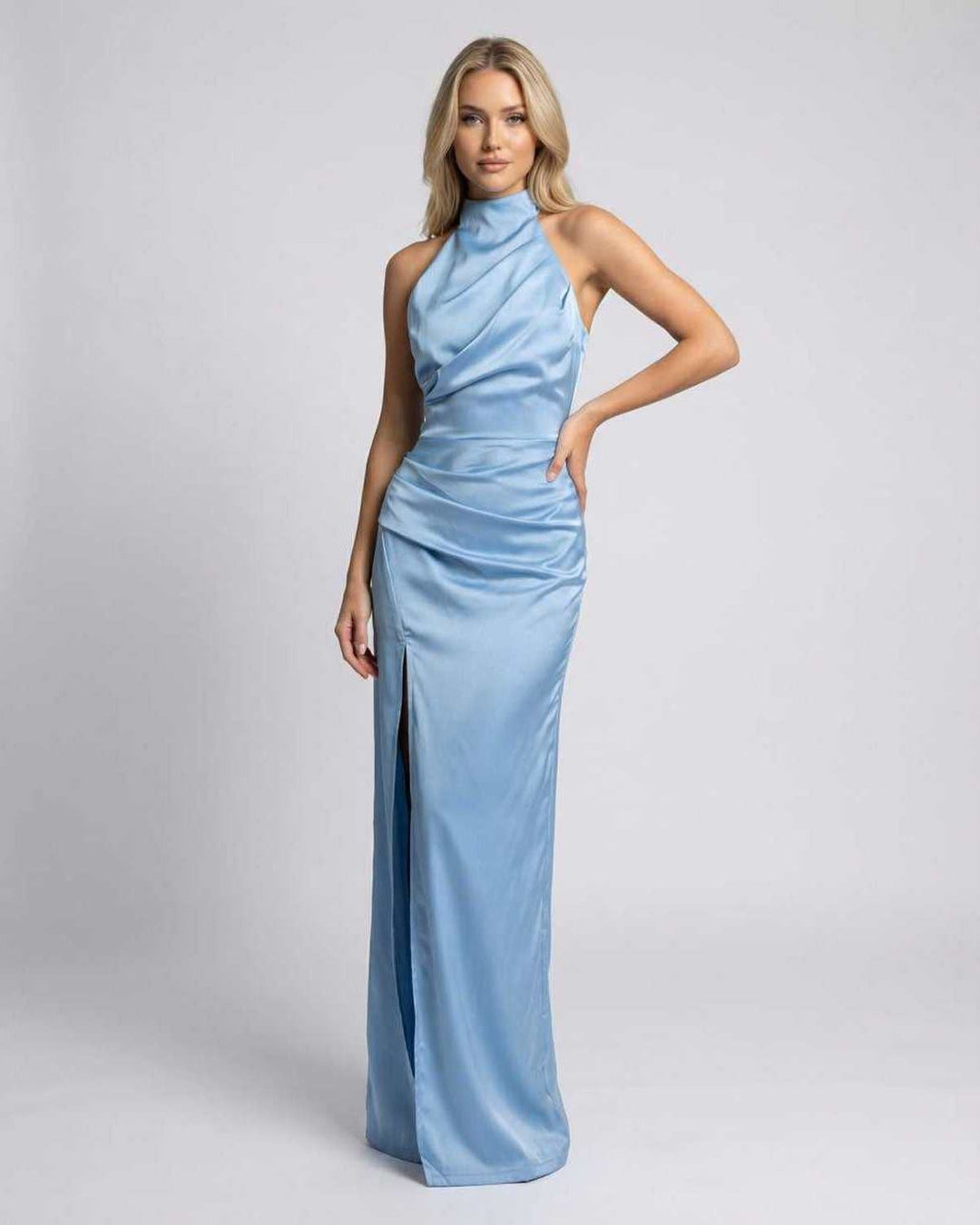 Vestido maxi celeste para mujer con cuello halter, elegante y sin mangas, ideal para fiestas y ocasiones especiales.