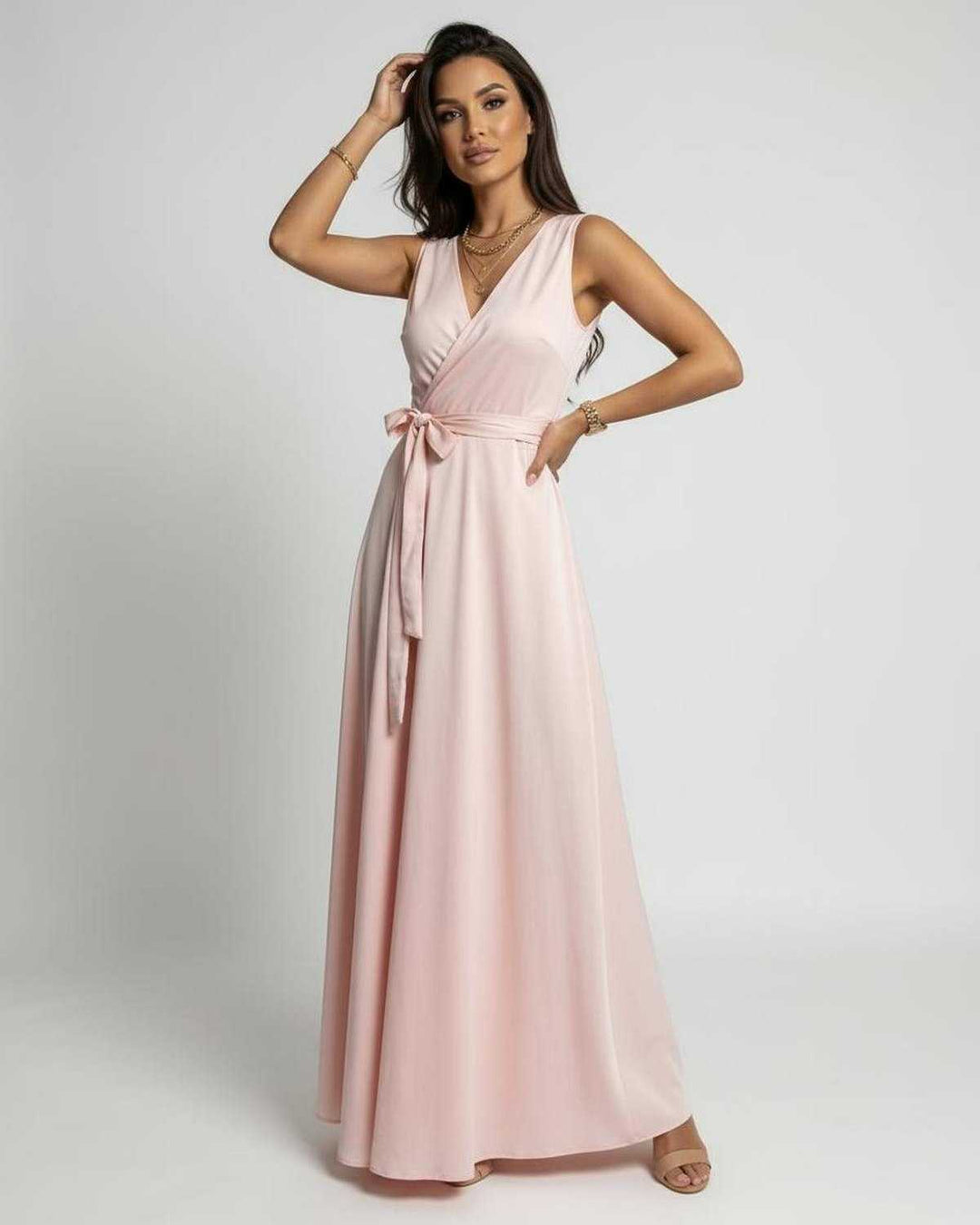 Vestido de verano maxi celeste fluido, sin mangas. Prenda cómoda y casual chic para mujer, ideal para eventos o uso diario.