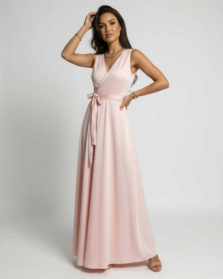 Vestido de verano maxi celeste fluido, sin mangas. Prenda cómoda y casual chic para mujer, ideal para eventos o uso diario.