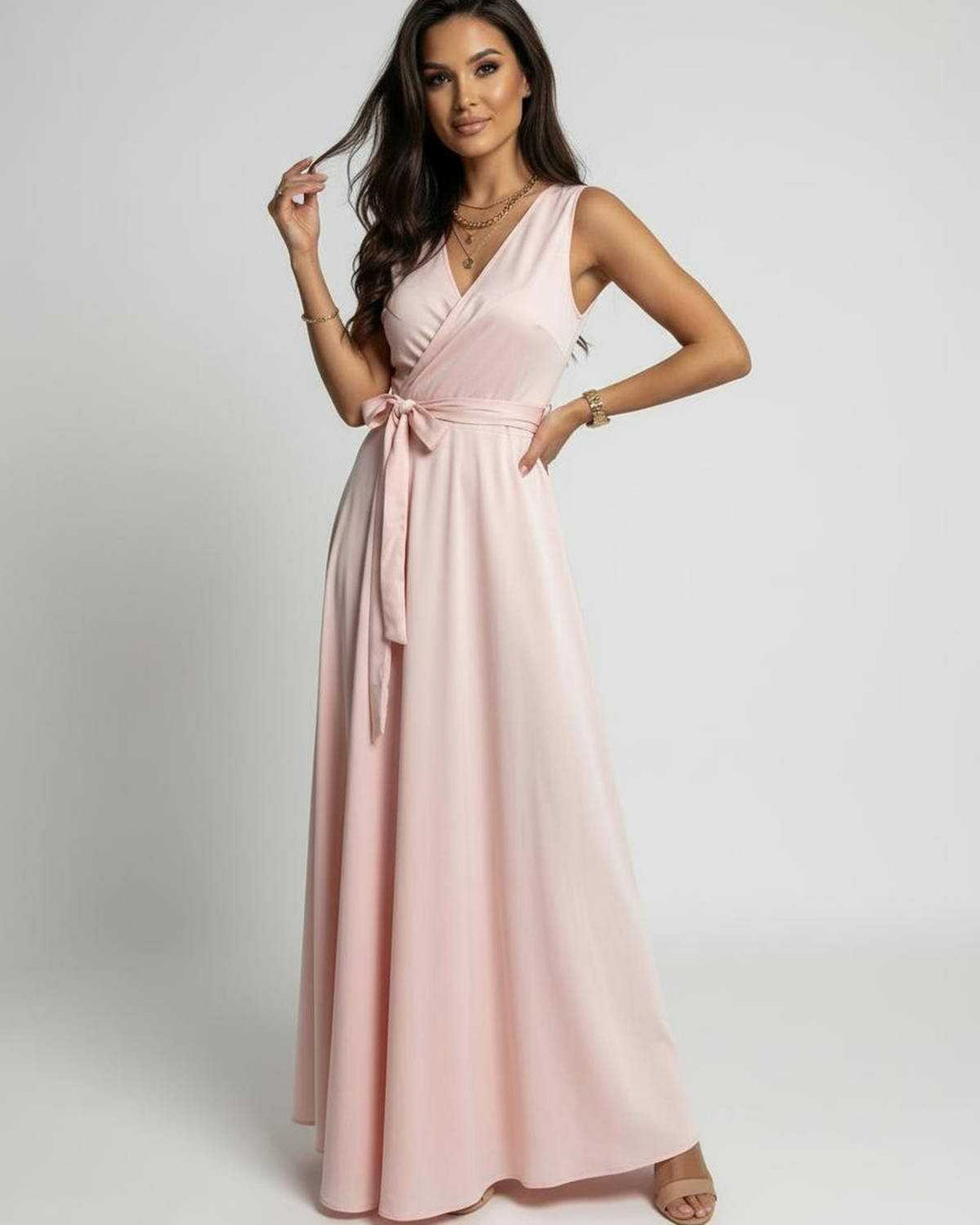 Vestido maxi fluido celeste sin mangas, ideal para mujer. Diseño elegante y cómodo, versátil para eventos de día o noche.