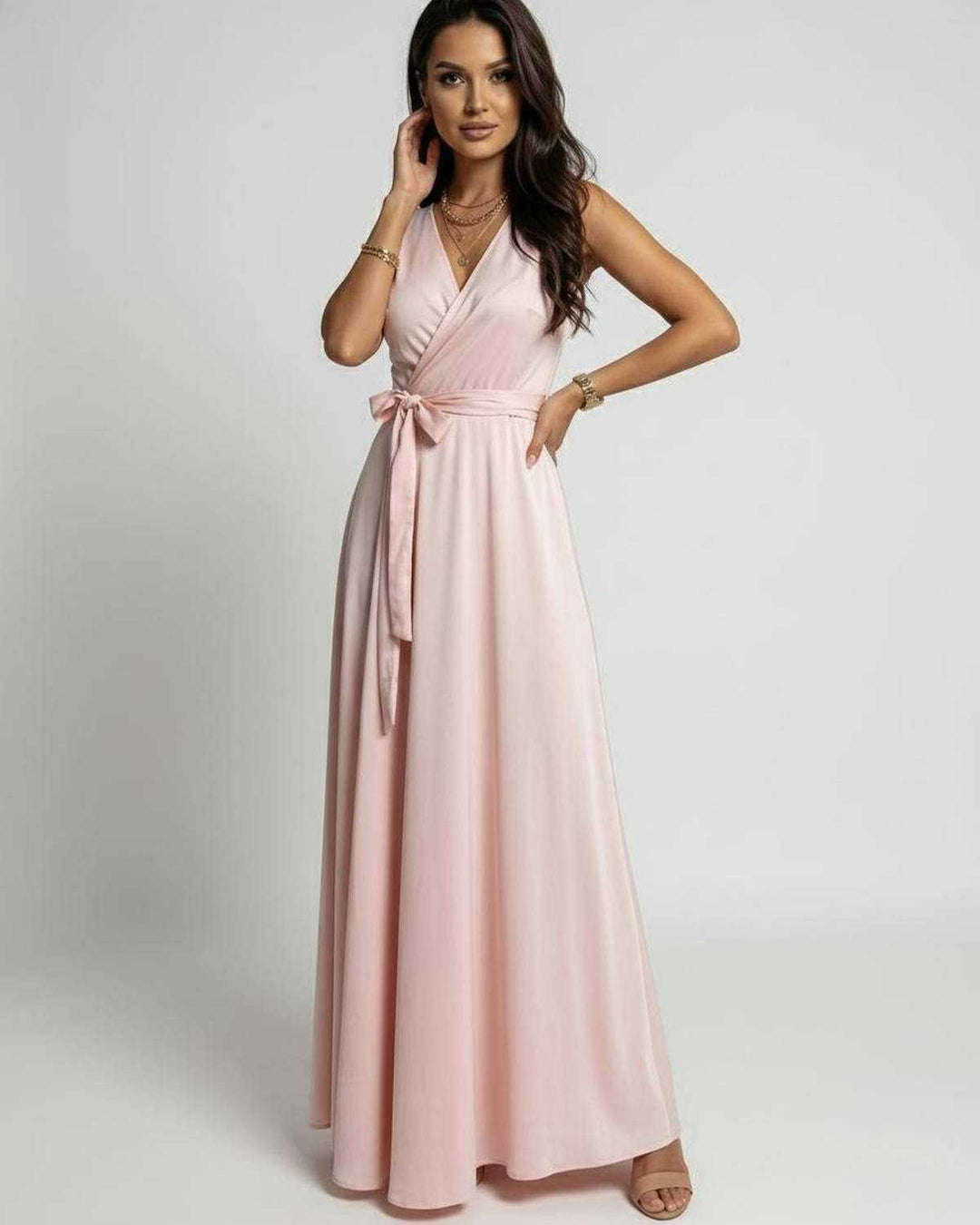 Vestido maxi celeste sin mangas con escote en V. Un look elegante y liso para mujer, ideal para fiestas y eventos especiales.