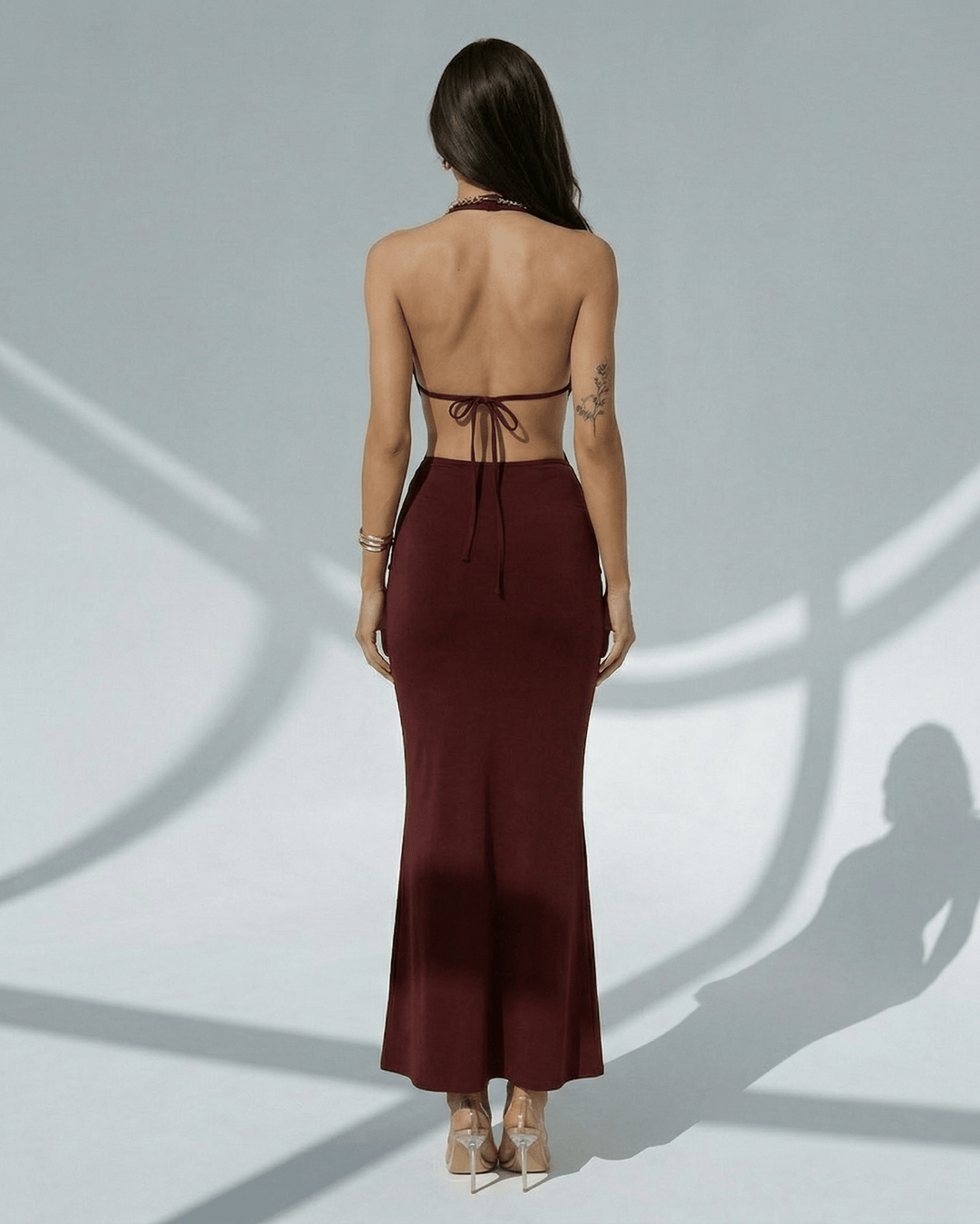 Vestido largo de noche celeste, ajuste bodycon, escote en V, moda femenina formal y sofisticada.