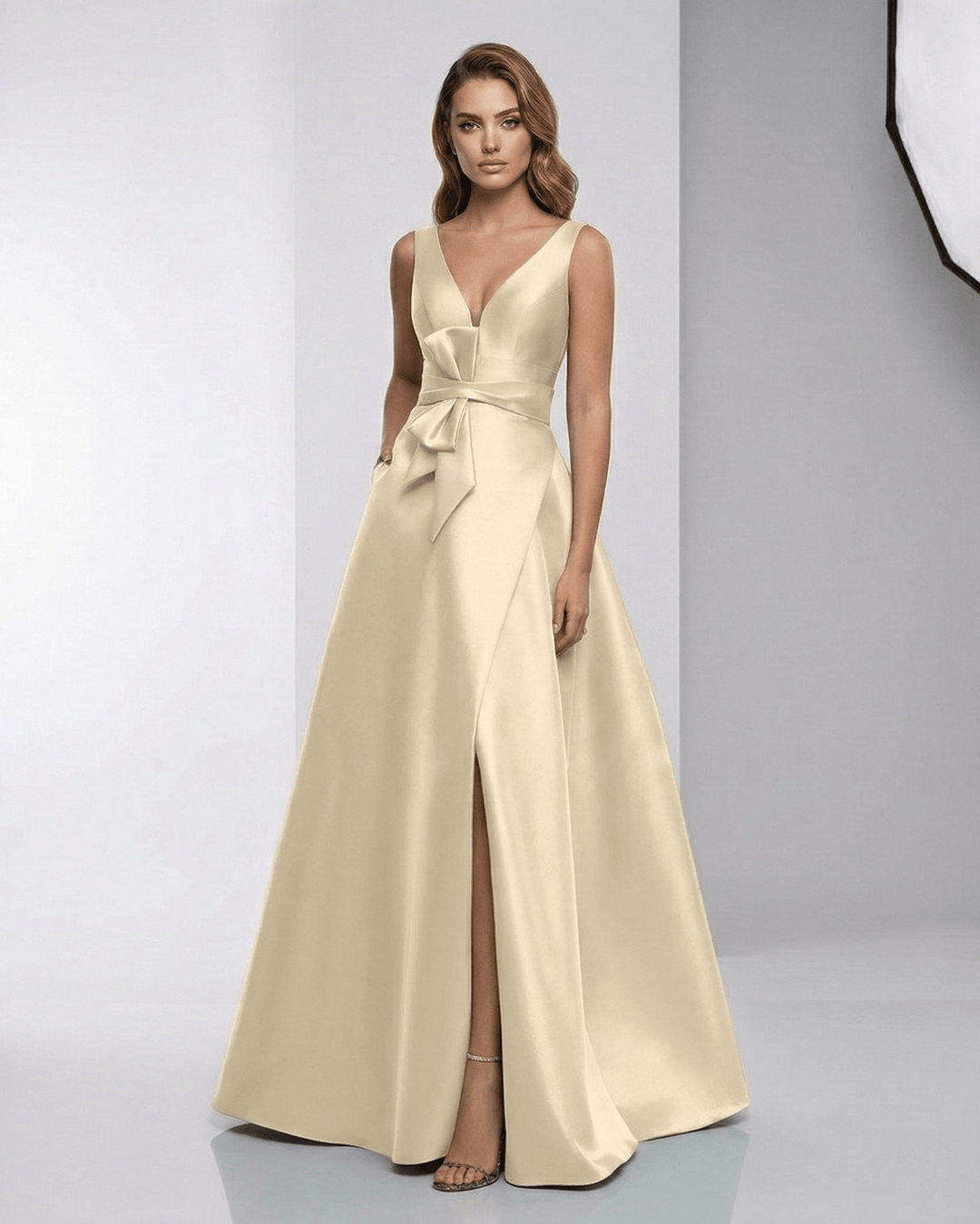 Vestido maxi celeste elegante con escote en V y abertura lateral. Ideal para fiesta de noche o invitada de boda formal.