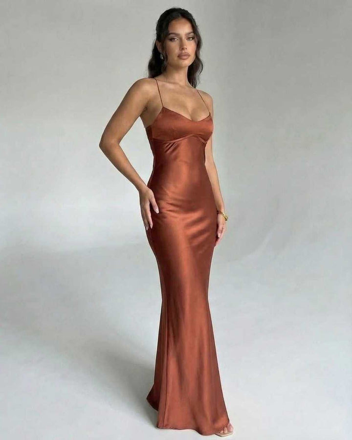 Elegante vestido formal blanco para mujer, diseño maxi, sin mangas, ideal para bodas y fiestas.