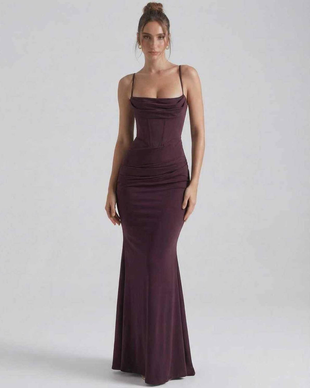 Vestido maxi celeste de noche para mujer, con silueta ceñida y tirantes finos, un look elegante y de moda.