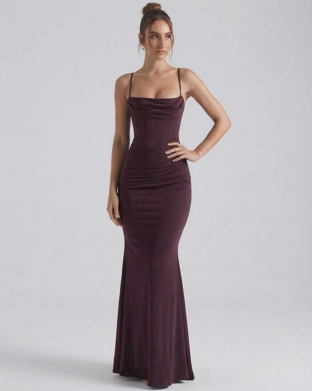 Elegante vestido maxi celeste para mujer, silueta ceñida y tirantes finos, perfecto para eventos formales.