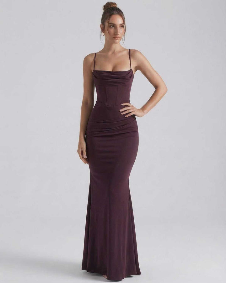 Elegante vestido maxi celeste para mujer, silueta ceñida y tirantes finos, perfecto para eventos formales.
