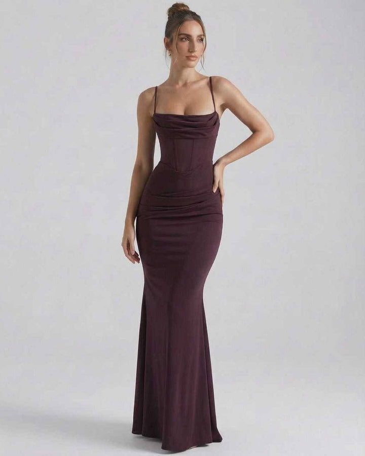 Moderno vestido maxi celeste minimalista para mujer, con tirantes finos, ideal para cóctel.
