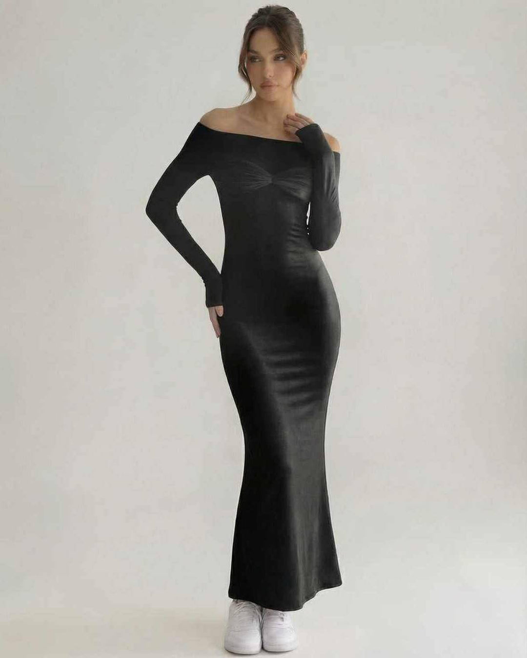 Vestido maxi celeste de mujer con hombros al descubierto, combinando moda y comodidad para cualquier evento.