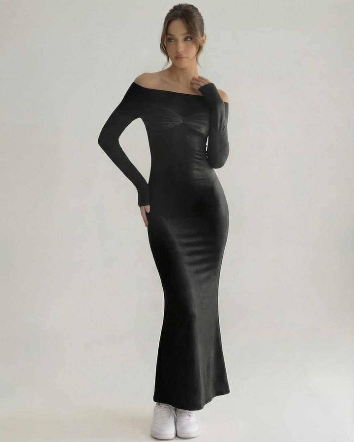 Vestido maxi celeste de mujer con hombros al descubierto, combinando moda y comodidad para cualquier evento.