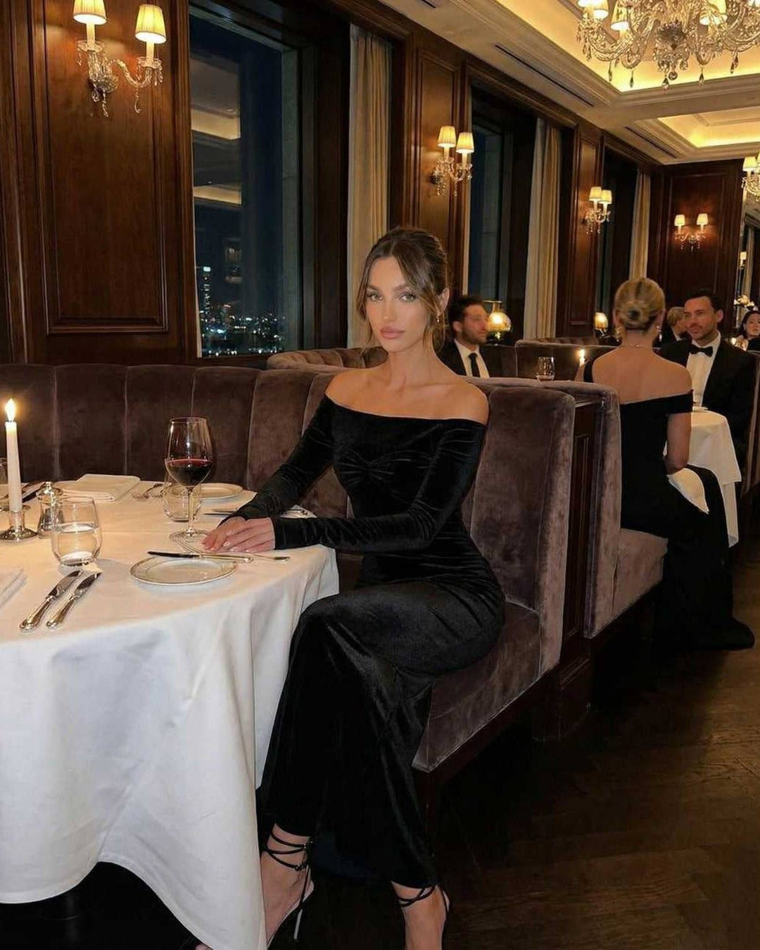 Vestido maxi celeste brillante, con una silueta fluida y elegante, ideal para la mujer moderna.