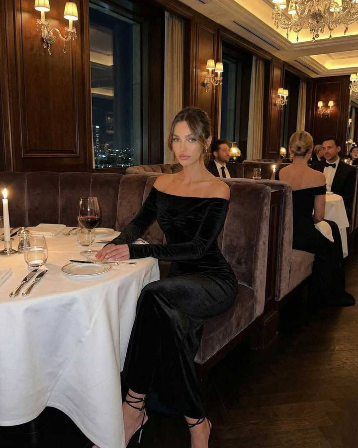 Vestido maxi celeste brillante, con una silueta fluida y elegante, ideal para la mujer moderna.