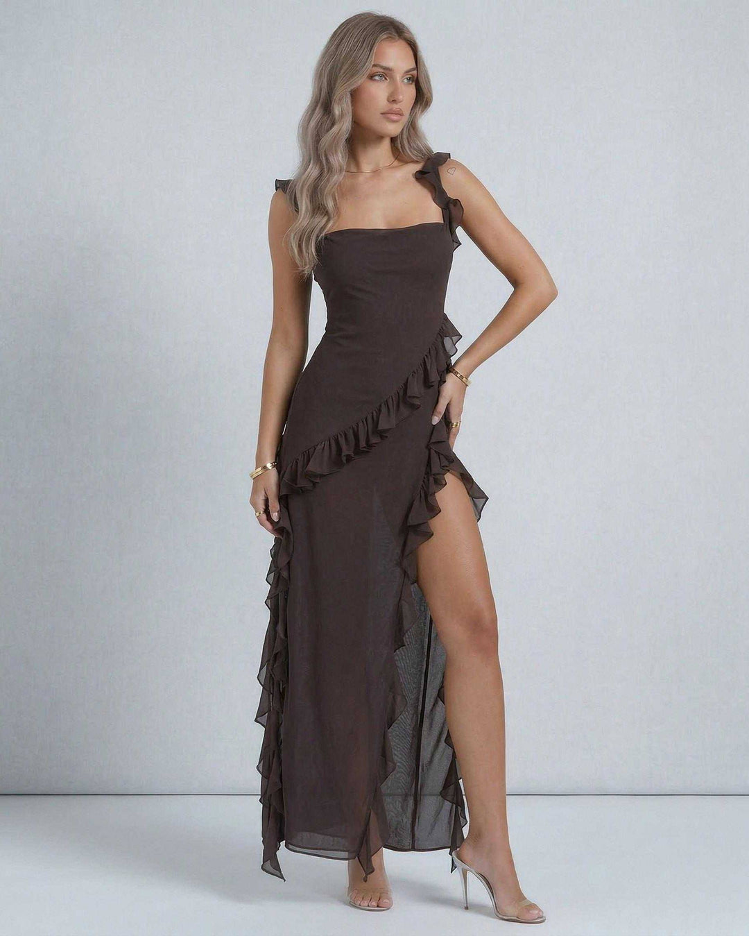 Vestido de fiesta maxi color cielo con corte asimétrico y detalles de volantes, perfecto para lucir elegante en la noche.