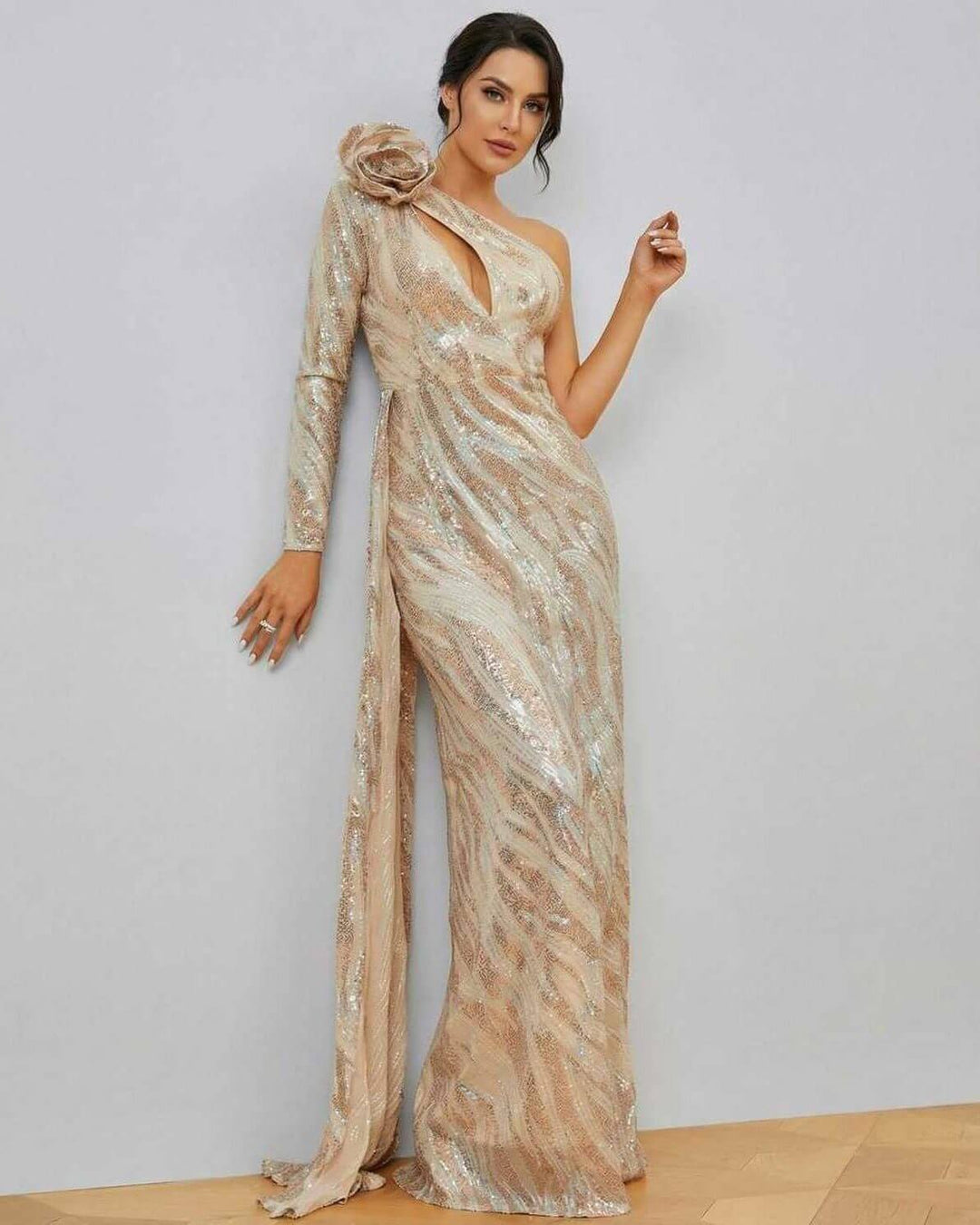 Vestido maxi de noche celeste con un hombro, elegante para fiesta, moda femenina glamurosa.