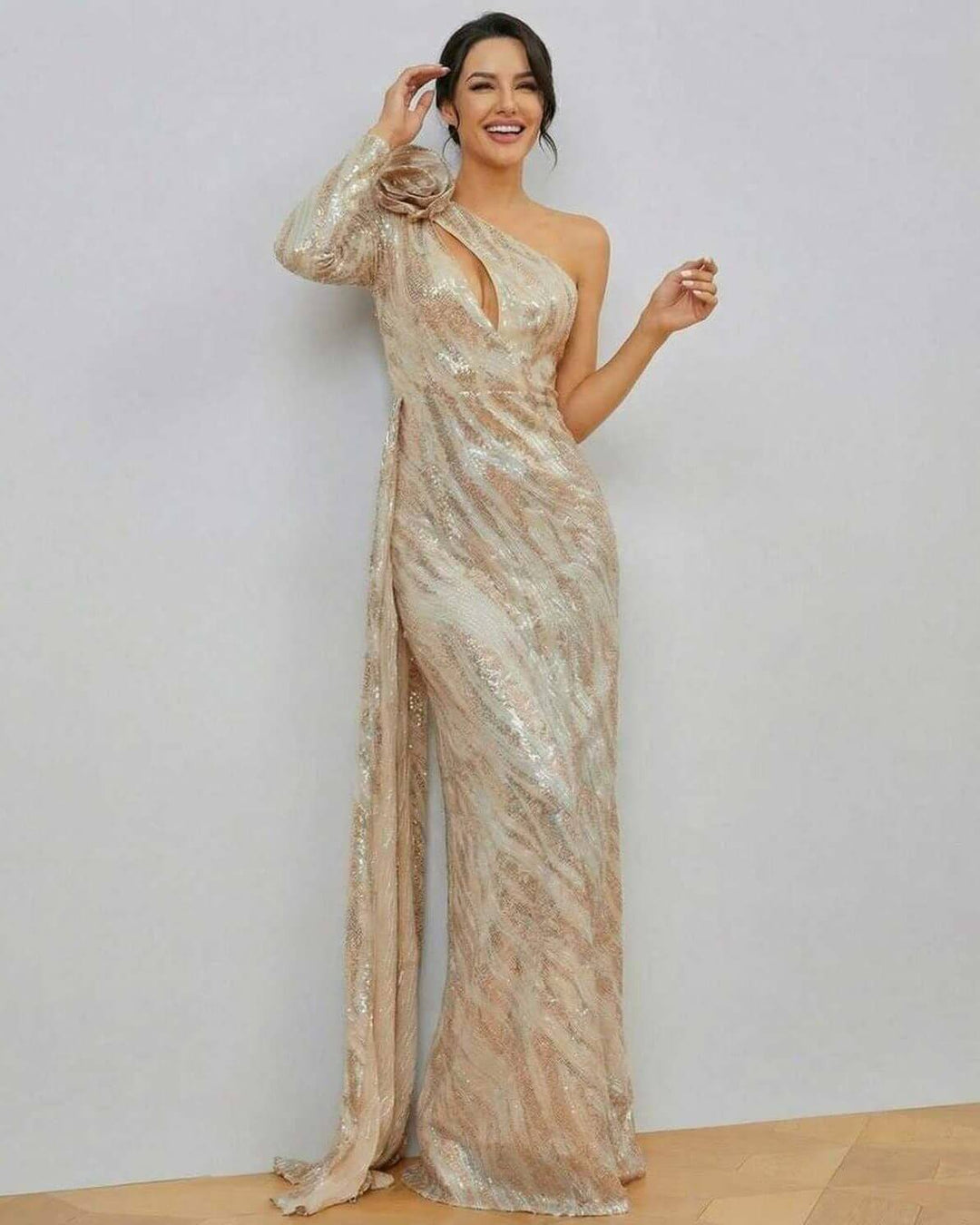 Vestido maxi de noche celeste para mujer. Elegante, de un hombro. Ropa formal de fiesta glamurosa.