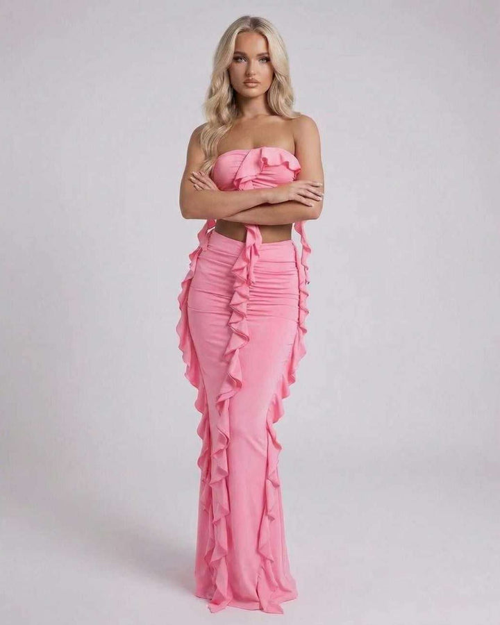 Vestido maxi blanco de verano para mujer. Diseño sin tirantes con volantes. Moda femenina elegante y fresca.