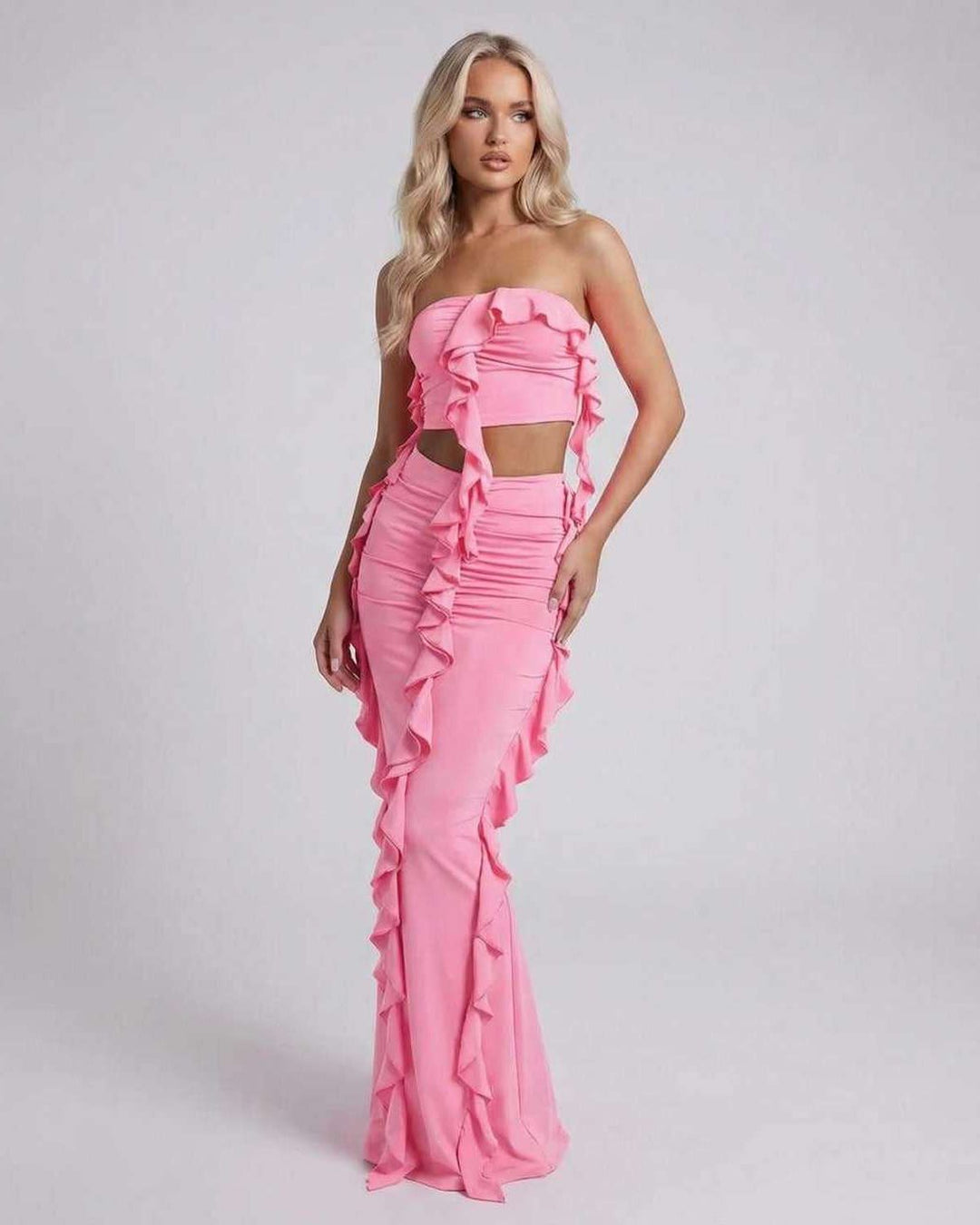 Vestido maxi blanco elegante para mujer, sin tirantes y con volantes. Ideal para fiesta, noche o cóctel.